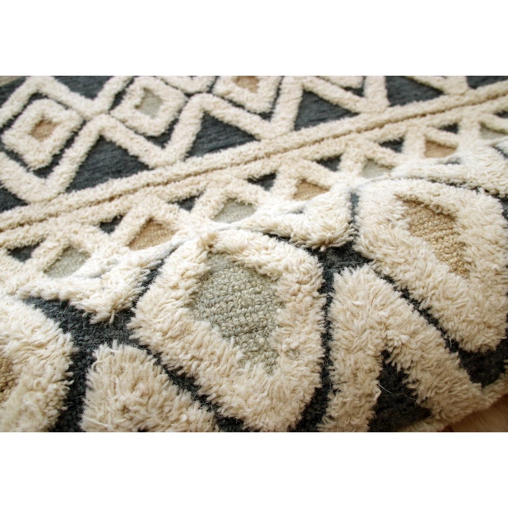 Tufted Geometric Diamonds and Stripes Round Rug. Picture 5