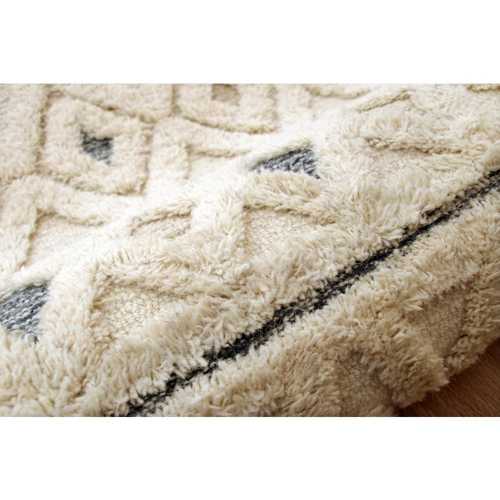 Tufted Geometric Diamonds and Stripes Round Rug. Picture 5