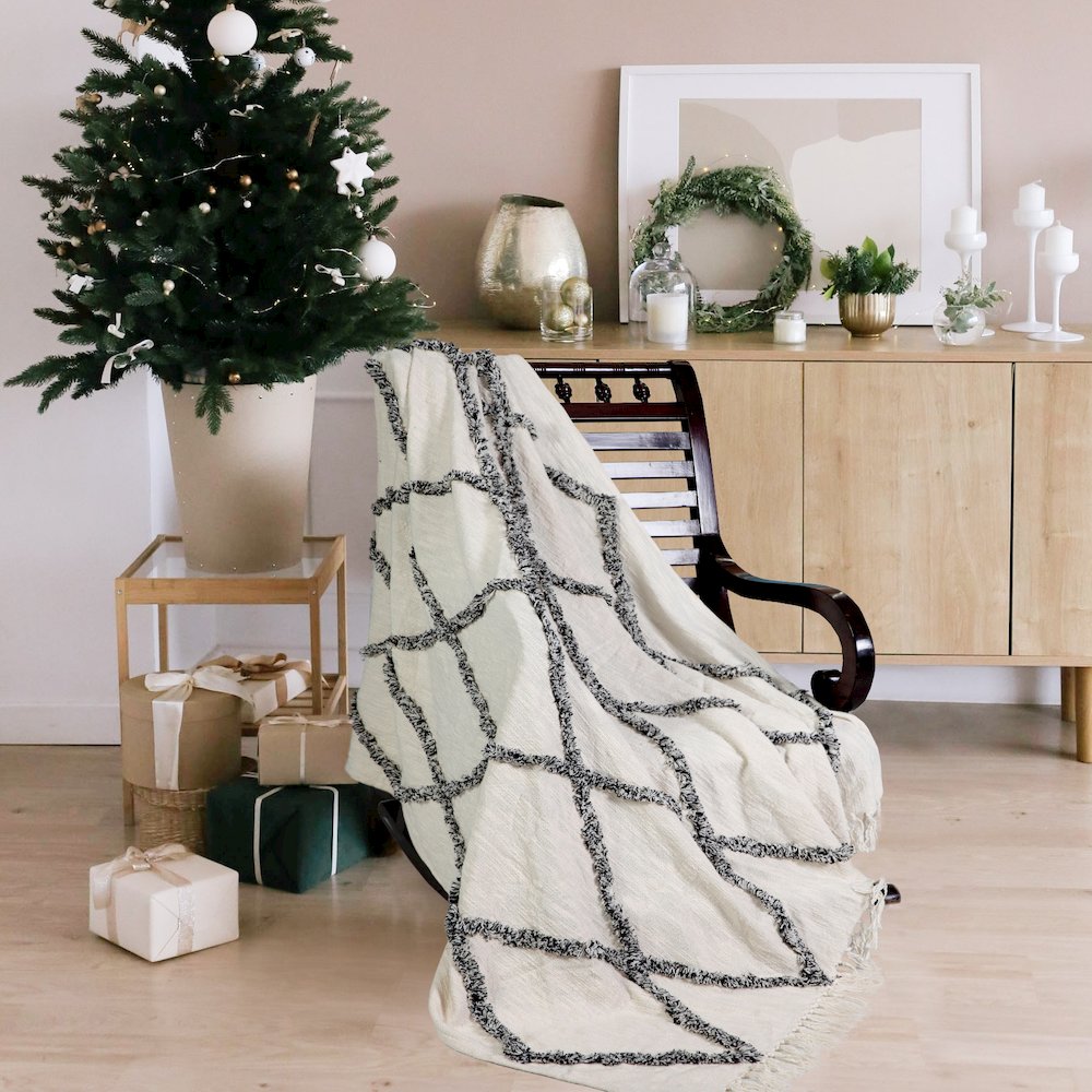 Cream/Black Geometric Hand-Woven All-Natural Cotton Throw Blanket. Picture 2