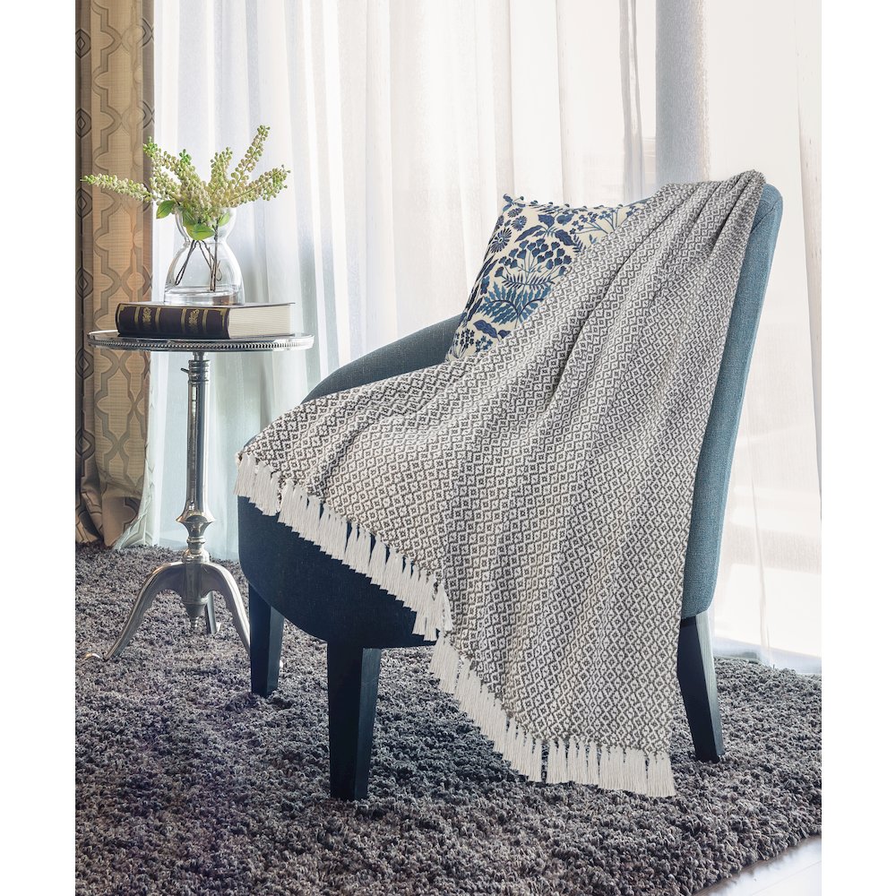 Grey/White Diamond All-Natural Cotton Throw Blanket. Picture 3