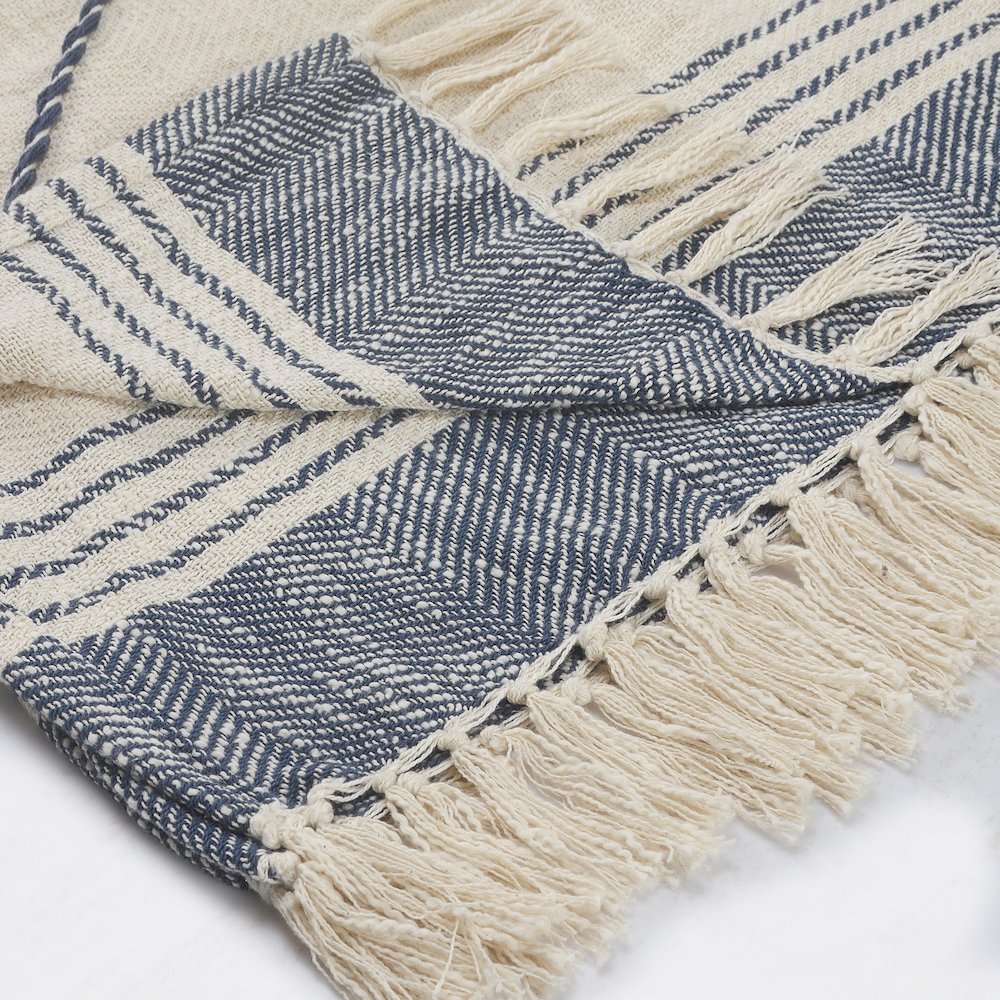 Blue/Cream Diamond All-Natural Cotton Throw Blanket. Picture 3