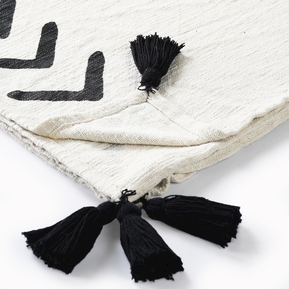 Avant-Garde Black/White Geometirc Hand-Woven All-Natural Cotton Throw Blanket. Picture 4