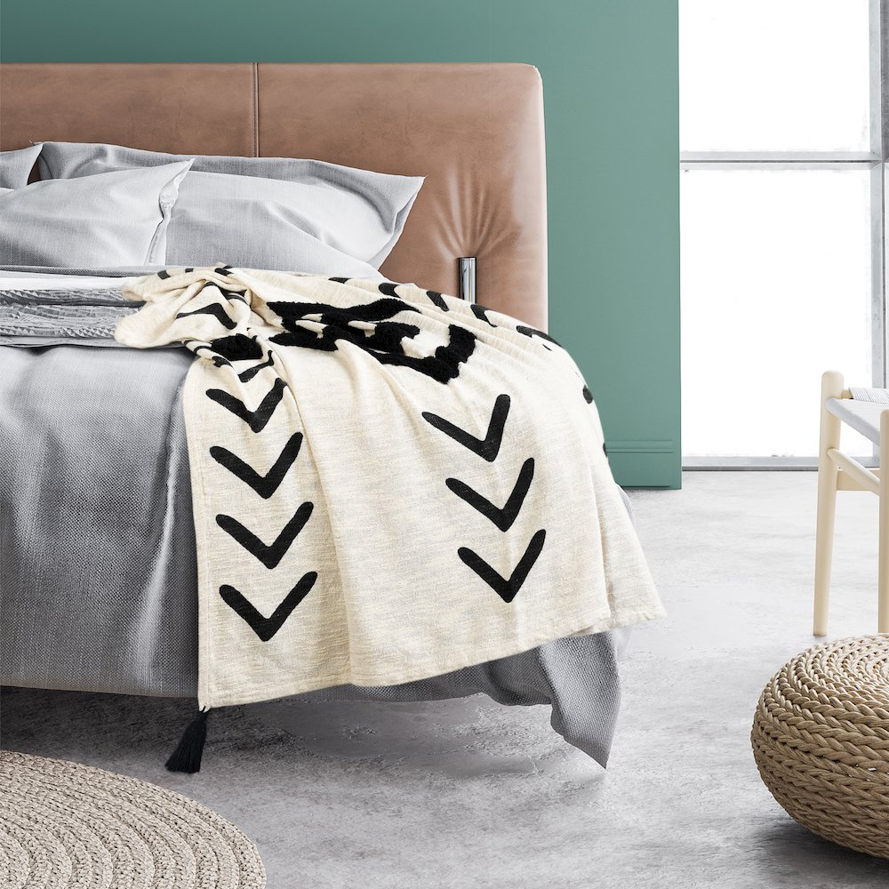 Avant-Garde Black/White Geometirc Hand-Woven All-Natural Cotton Throw Blanket. Picture 9