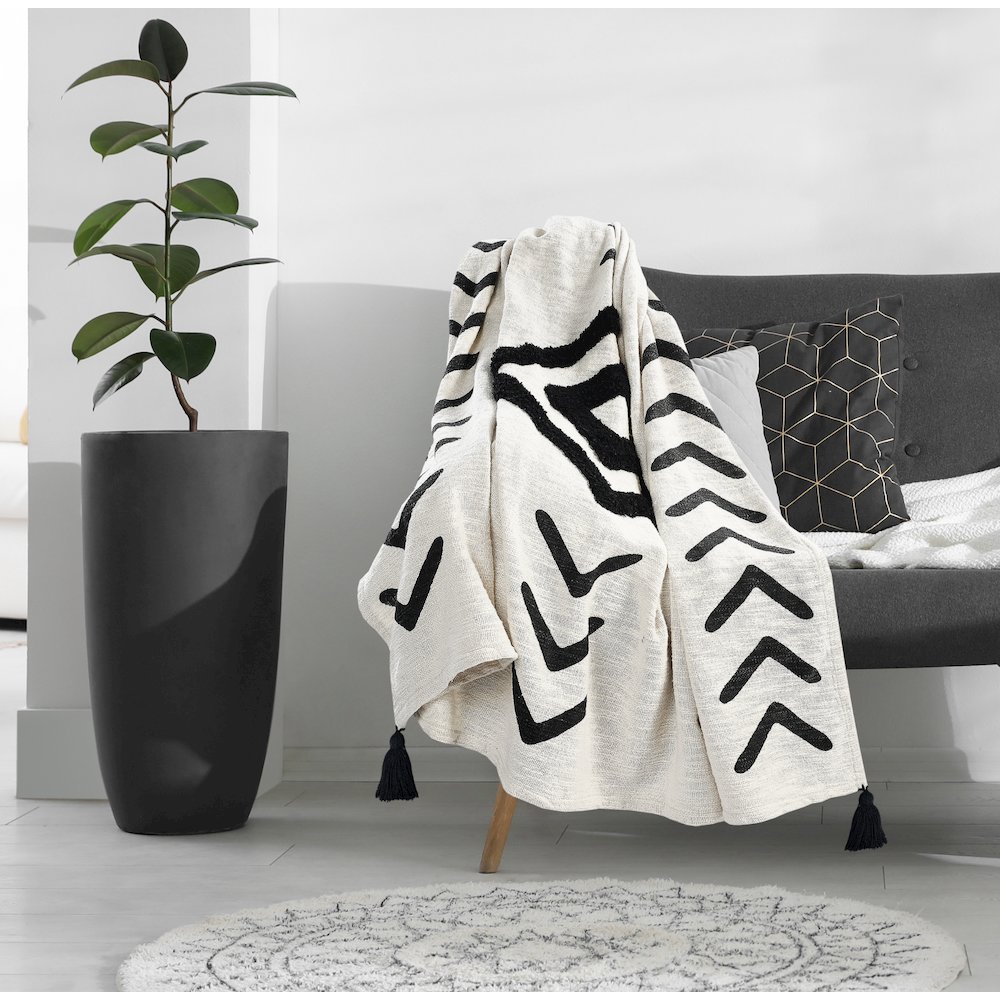 Avant-Garde Black/White Geometirc Hand-Woven All-Natural Cotton Throw Blanket. Picture 7