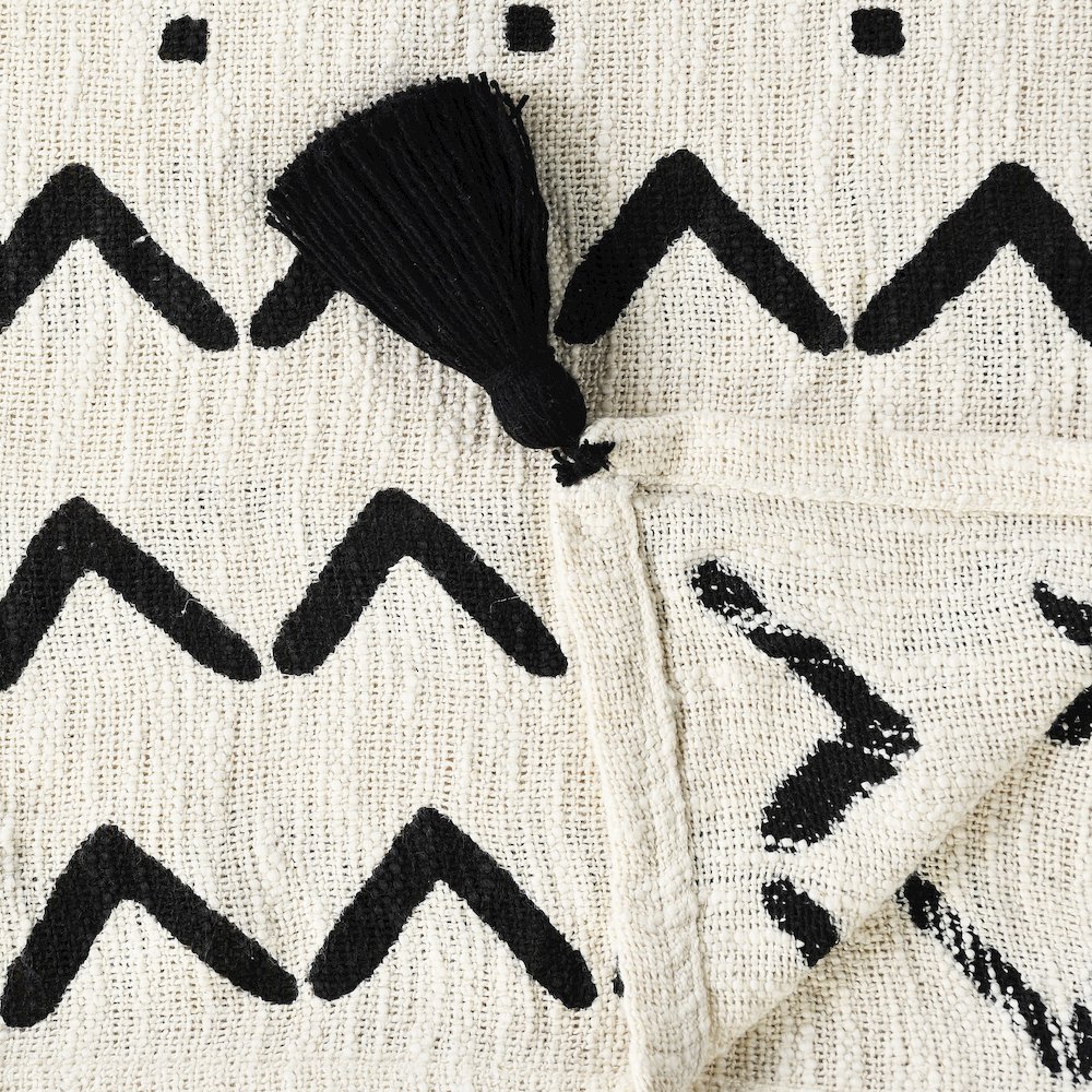 Avant-Garde Black/White Chevron/Dot Hand-Woven All-Natural Cotton Throw Blanket. Picture 2