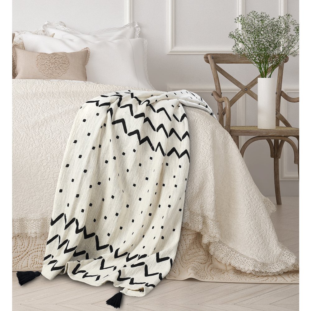 Avant-Garde Black/White Chevron/Dot Hand-Woven All-Natural Cotton Throw Blanket. Picture 8