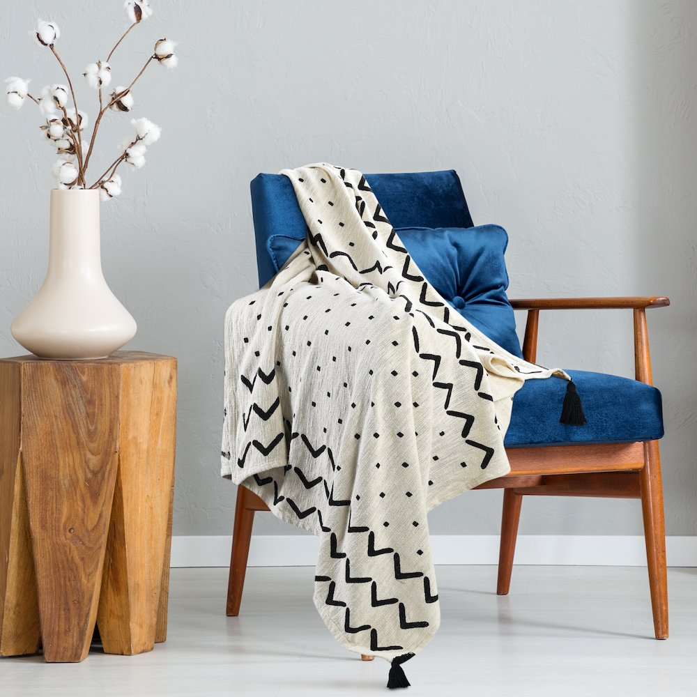 Avant-Garde Black/White Chevron/Dot Hand-Woven All-Natural Cotton Throw Blanket. Picture 7