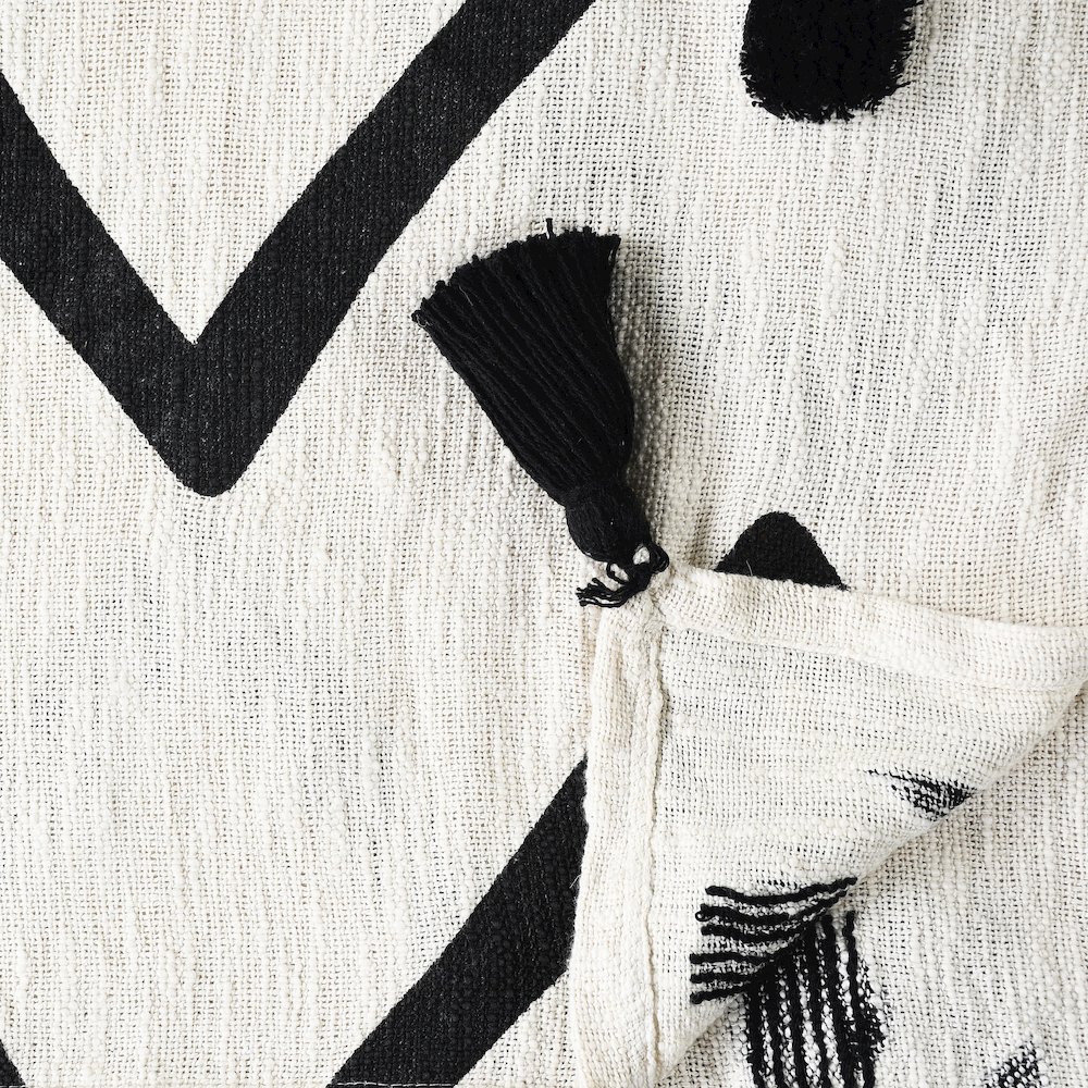 Avant-Garde Black/White Chevron Hand-Woven All-Natural Cotton Throw Blanket. Picture 2