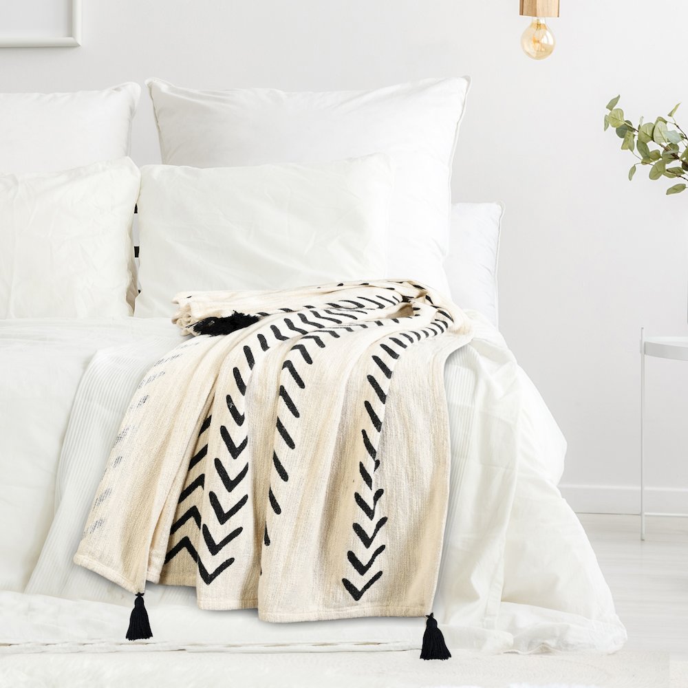 Avant-Garde Black/White Chevron/Stripe Hand-Woven Natural Cotton Throw Blanket. Picture 9