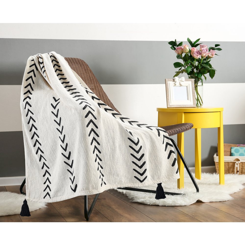 Avant-Garde Black/White Chevron/Stripe Hand-Woven Natural Cotton Throw Blanket. Picture 7