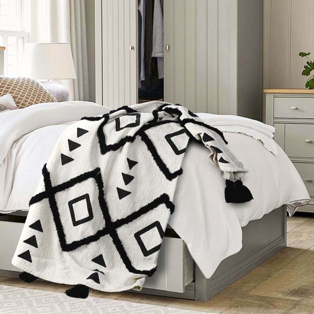 Avant-Garde Black/White Diamond Hand-Woven All-Natural Cotton Throw Blanket. Picture 8