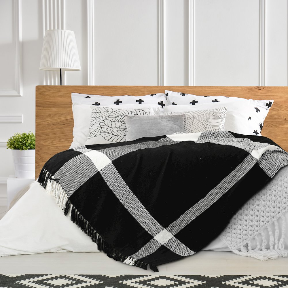 Black/White Tartan/Plaid Hand-Woven All-Natural Cotton Throw Blanket. Picture 8