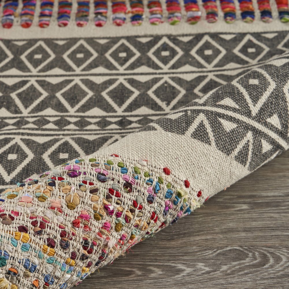 Evette Rios Vogue Traditional Geometric Chindi Area Rug, 3' x 5'. Picture 4