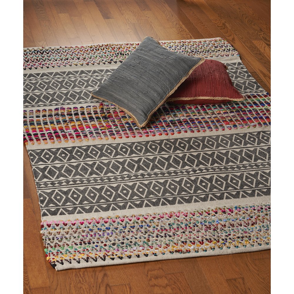Evette Rios Vogue Traditional Geometric Chindi Area Rug, 3' x 5'. Picture 6