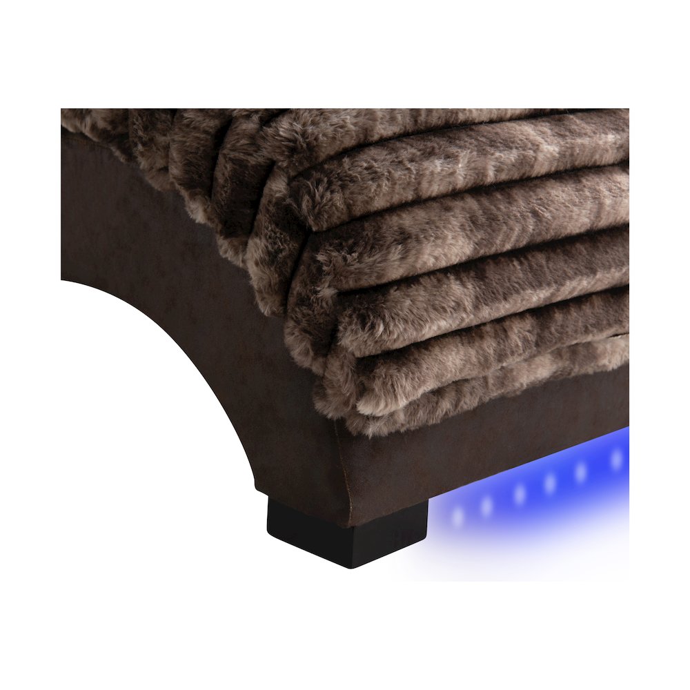 Dominic Mink/Java Chaise With Usb. Picture 3