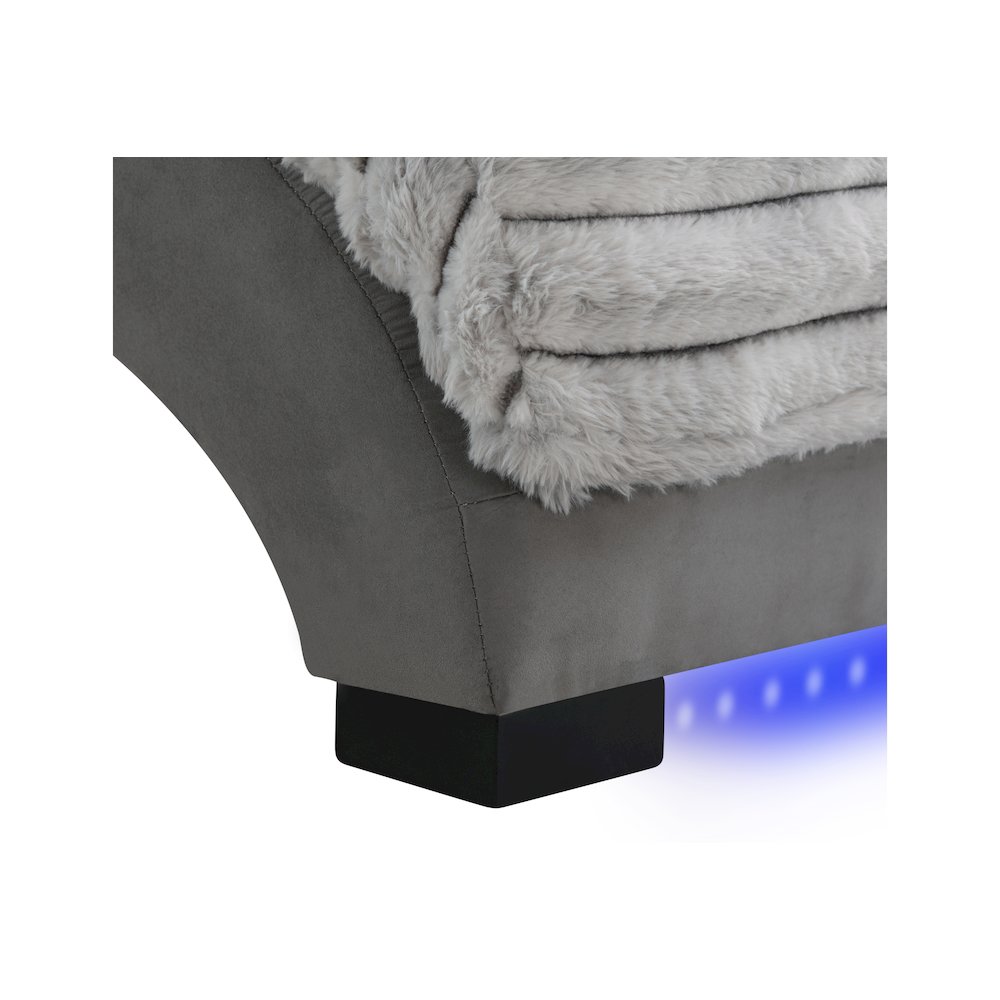 Dominic Nickel/Grey 36 Chaise With Usb. Picture 3