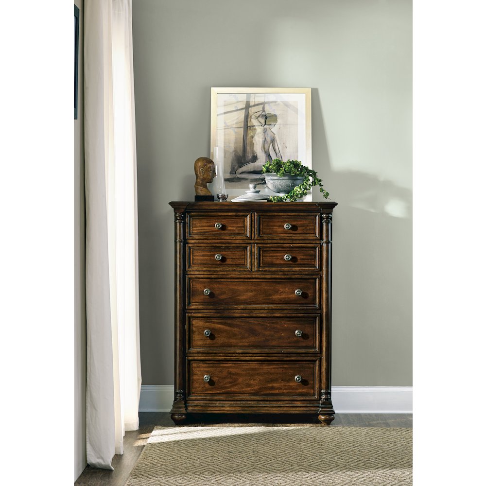 Hooker Furniture Leesburg 5 Drawer Chest in Mahogany. Picture 4