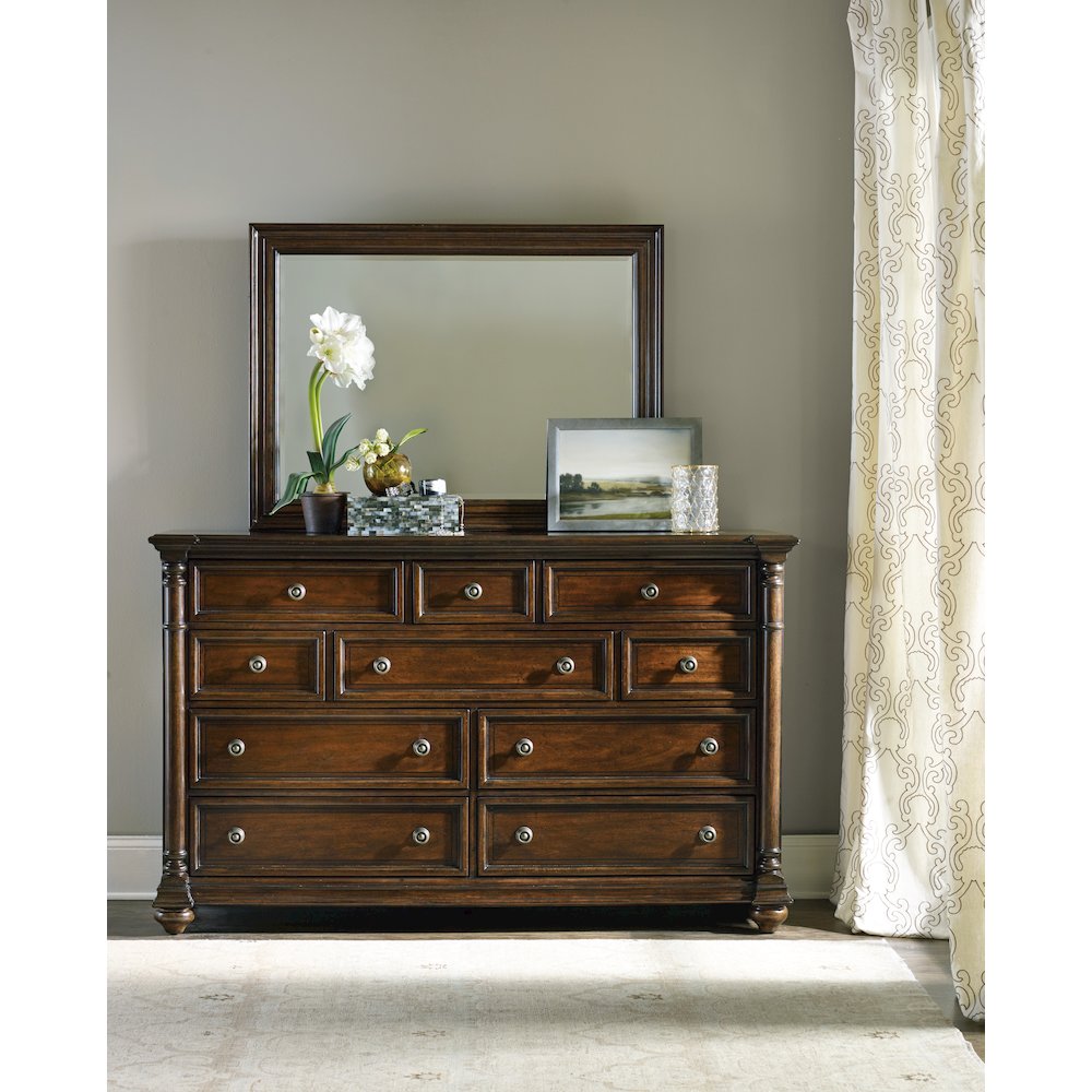 Hooker Furniture Leesburg 10 Drawer Dresser in Mahogany. Picture 3