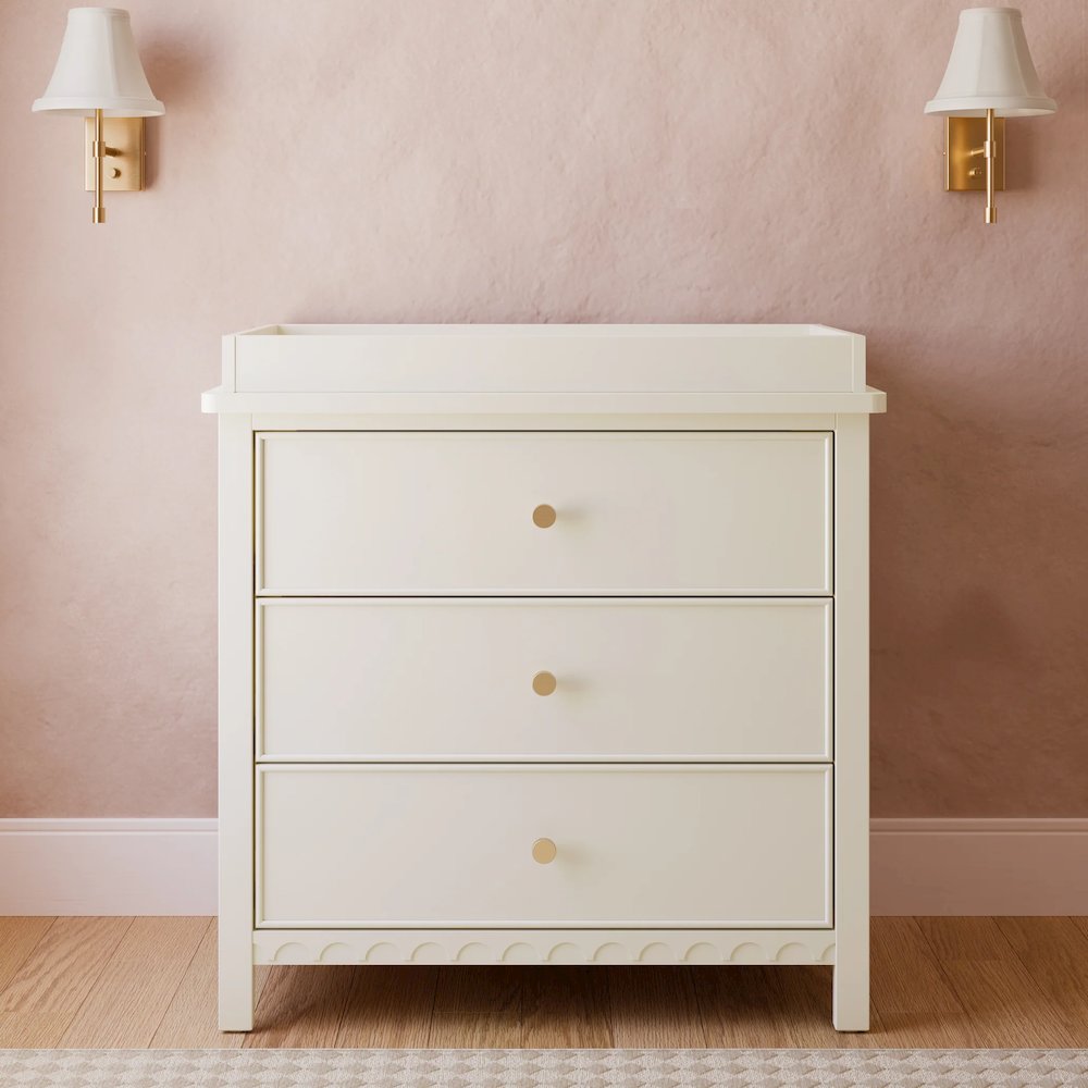 Graco Sasha 3 Drawer Chest with Changing Topper - Frosted Oat. Picture 3